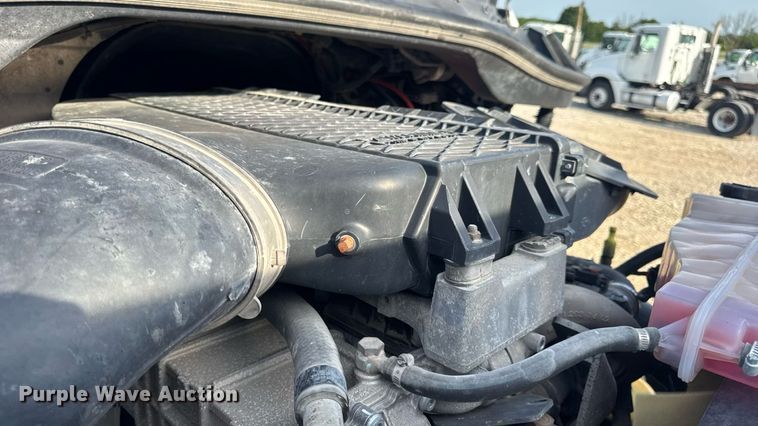 image for item EN4630 2015 Freightliner Cascadia 113 semi truck