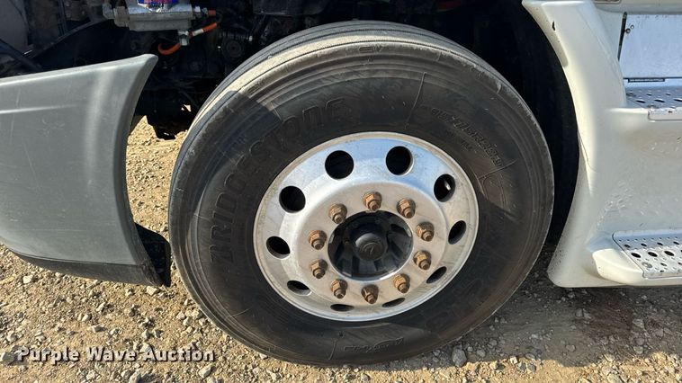 image for item EN4630 2015 Freightliner Cascadia 113 semi truck