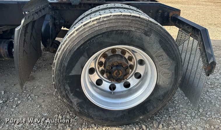 image for item EN4630 2015 Freightliner Cascadia 113 semi truck