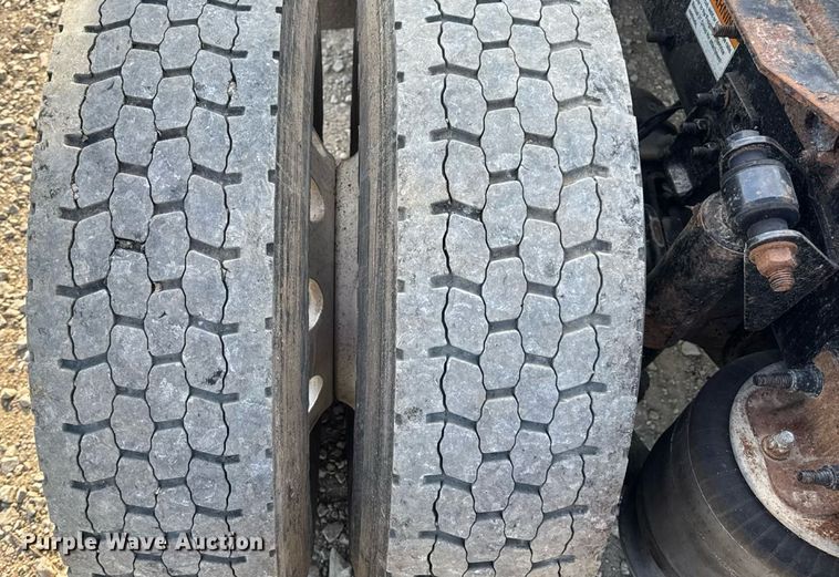 image for item EN4630 2015 Freightliner Cascadia 113 semi truck