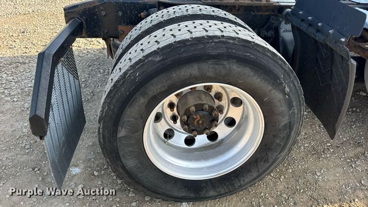 image for item EN4630 2015 Freightliner Cascadia 113 semi truck