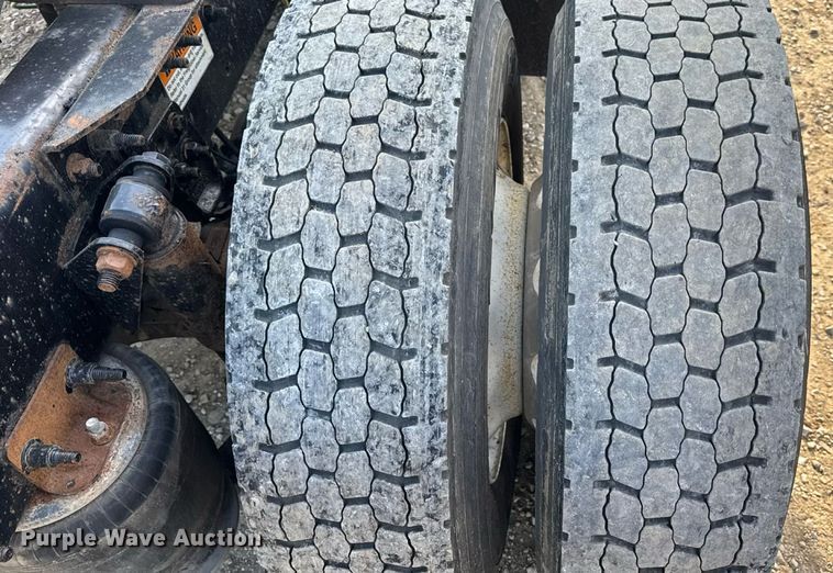 image for item EN4630 2015 Freightliner Cascadia 113 semi truck