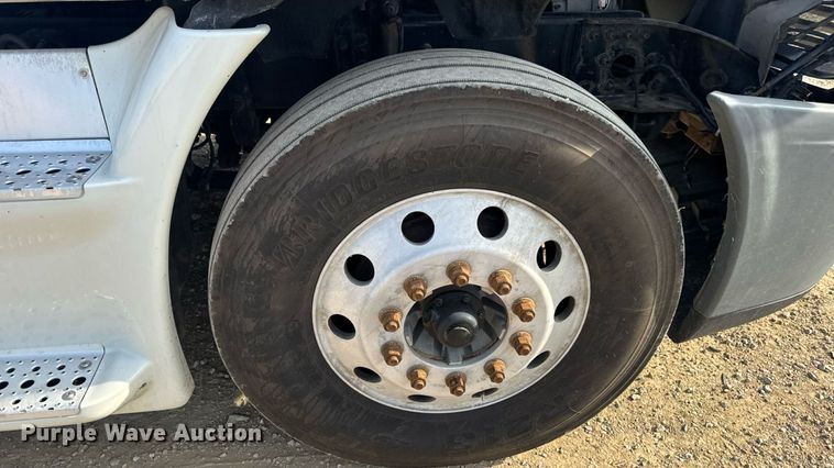 image for item EN4630 2015 Freightliner Cascadia 113 semi truck