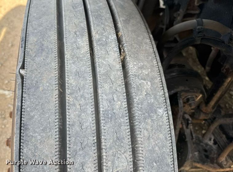 image for item EN4630 2015 Freightliner Cascadia 113 semi truck