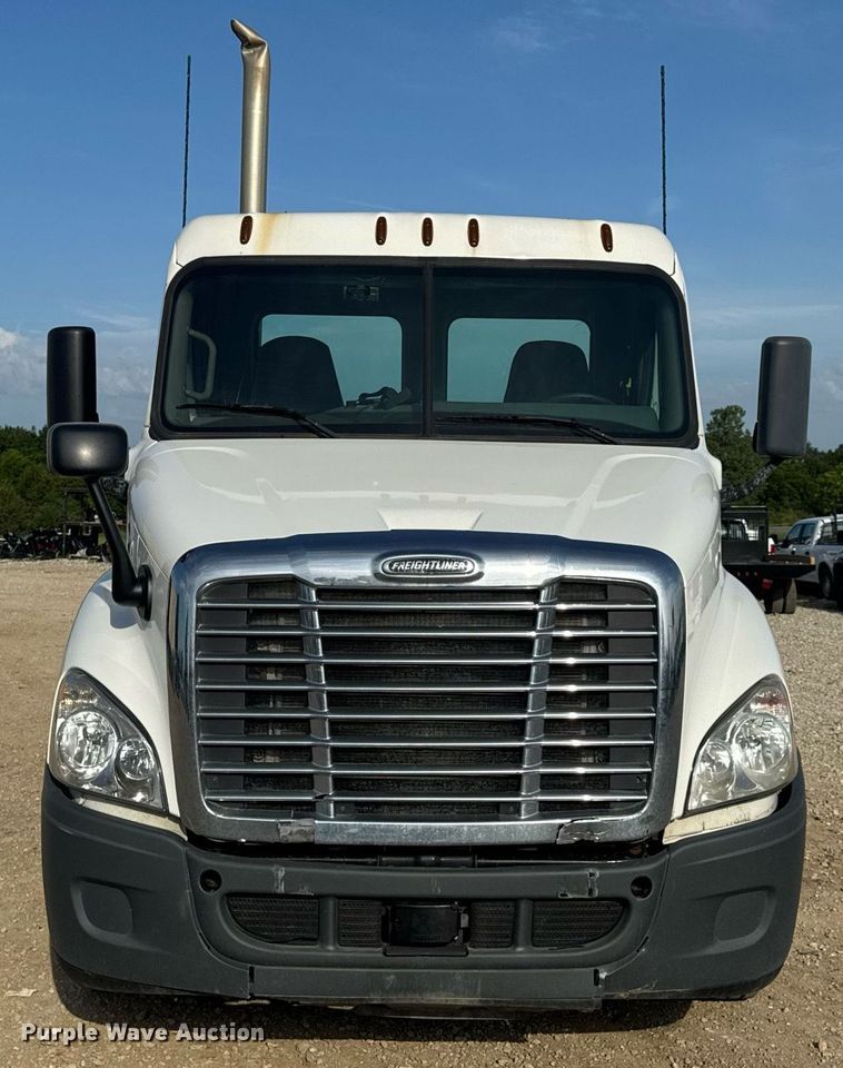 image for item EN4632 2014 Freightliner Cascadia 113 semi truck