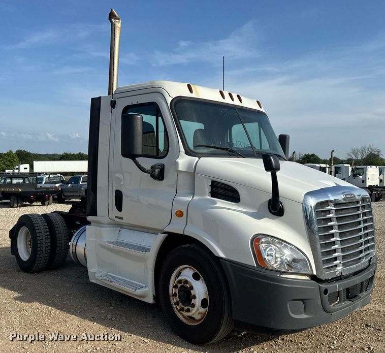 image for item EN4632 2014 Freightliner Cascadia 113 semi truck