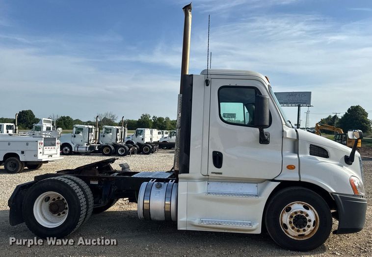 image for item EN4632 2014 Freightliner Cascadia 113 semi truck