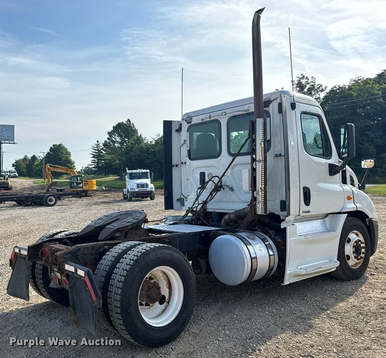 image for item EN4632 2014 Freightliner Cascadia 113 semi truck