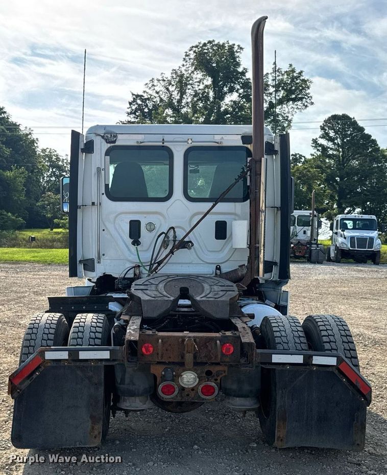 image for item EN4632 2014 Freightliner Cascadia 113 semi truck