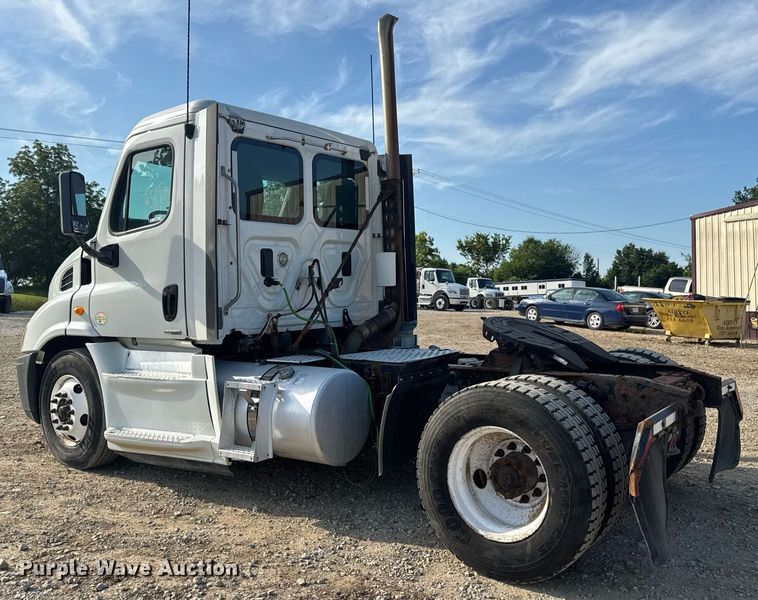 image for item EN4632 2014 Freightliner Cascadia 113 semi truck