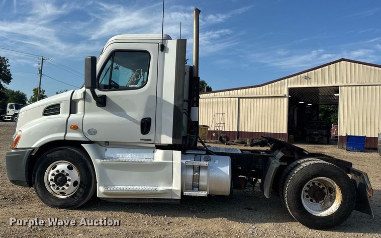 image for item EN4632 2014 Freightliner Cascadia 113 semi truck