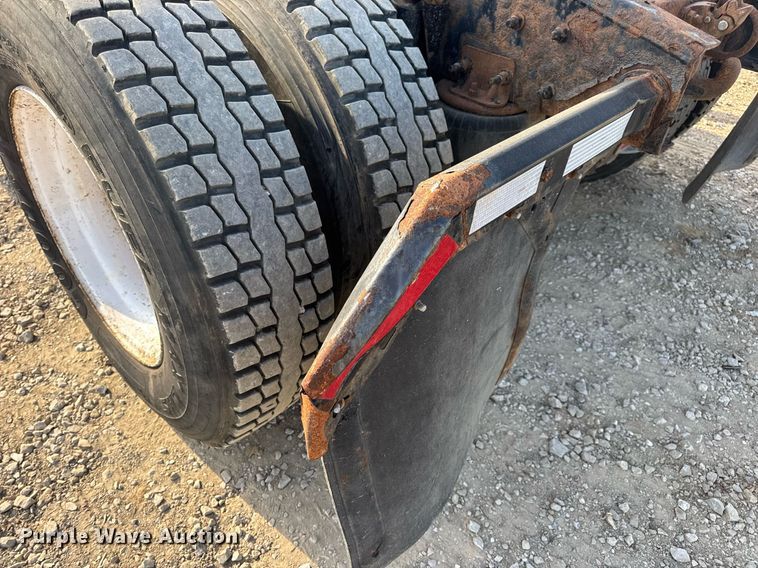 image for item EN4632 2014 Freightliner Cascadia 113 semi truck