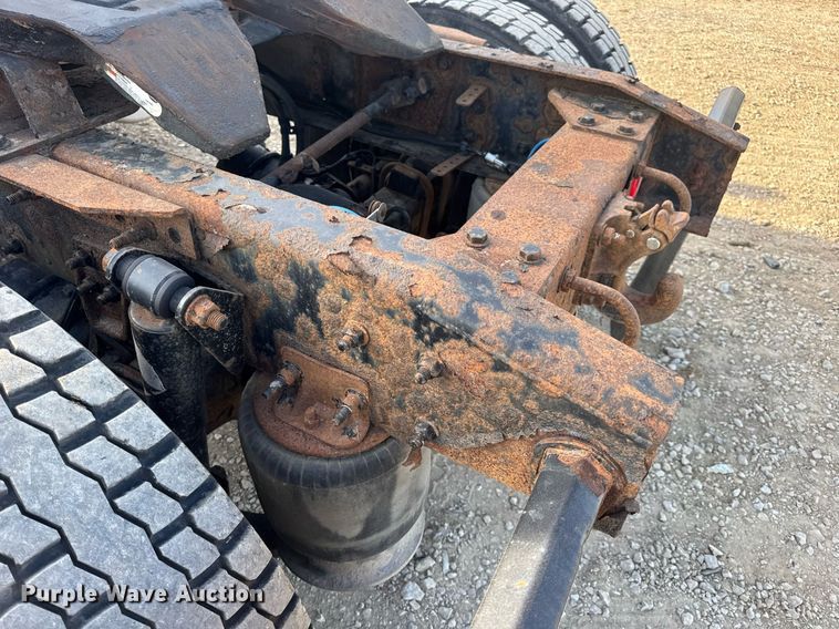 image for item EN4632 2014 Freightliner Cascadia 113 semi truck