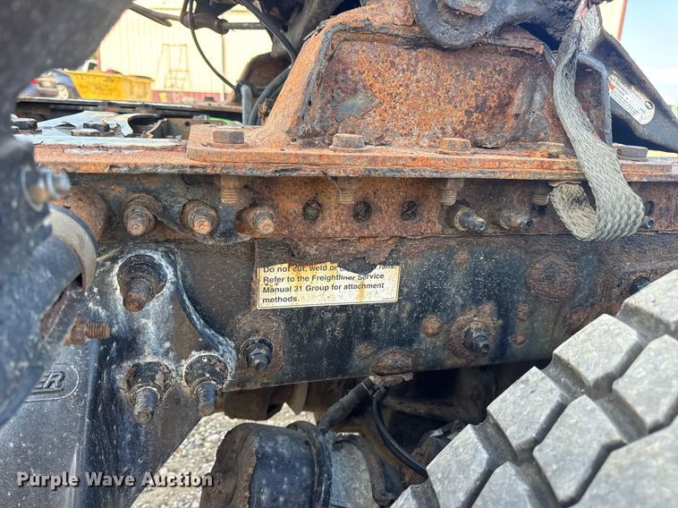 image for item EN4632 2014 Freightliner Cascadia 113 semi truck