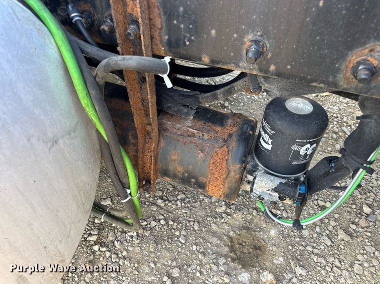 image for item EN4632 2014 Freightliner Cascadia 113 semi truck