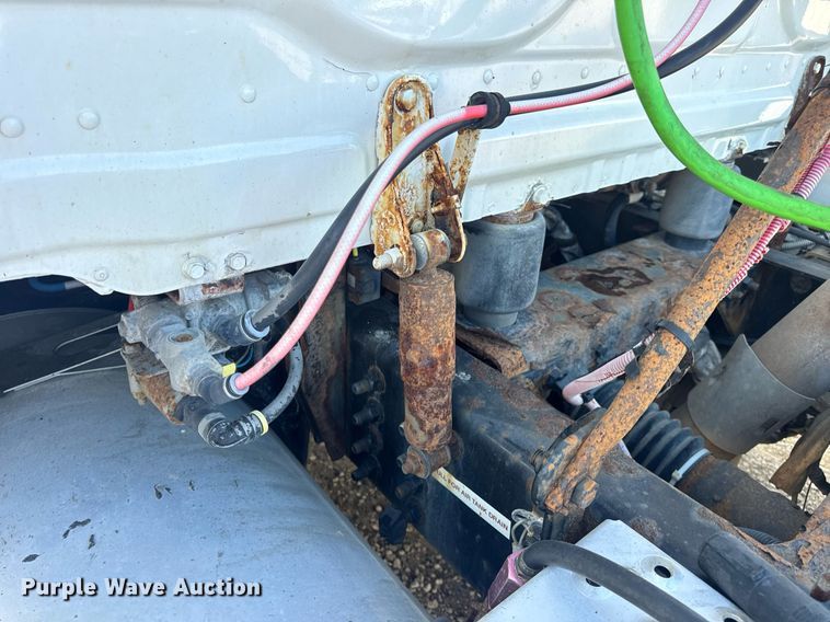 image for item EN4632 2014 Freightliner Cascadia 113 semi truck