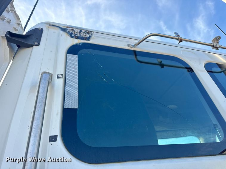 image for item EN4632 2014 Freightliner Cascadia 113 semi truck