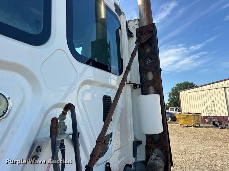 image for item EN4632 2014 Freightliner Cascadia 113 semi truck