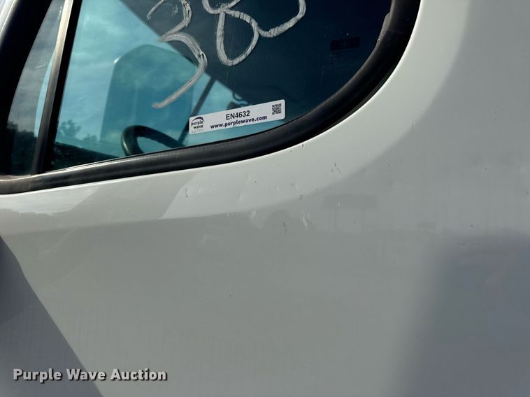 image for item EN4632 2014 Freightliner Cascadia 113 semi truck