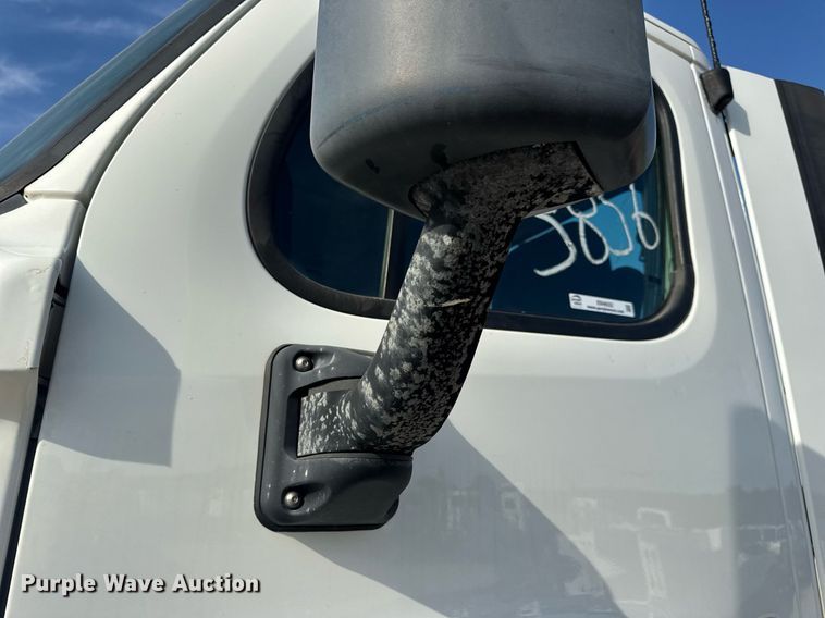 image for item EN4632 2014 Freightliner Cascadia 113 semi truck