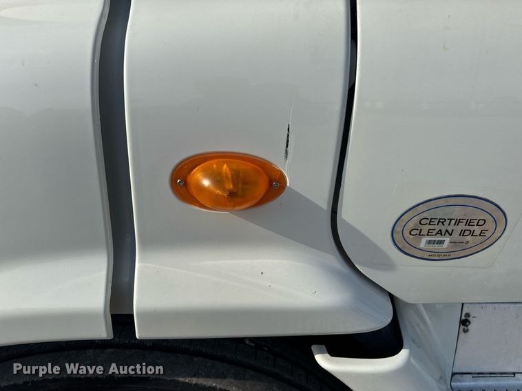 image for item EN4632 2014 Freightliner Cascadia 113 semi truck