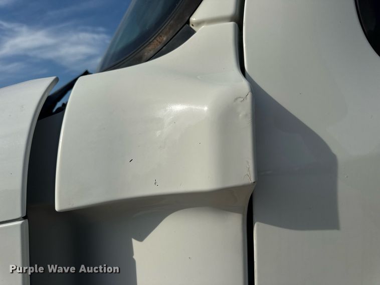 image for item EN4632 2014 Freightliner Cascadia 113 semi truck