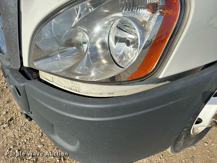 image for item EN4632 2014 Freightliner Cascadia 113 semi truck