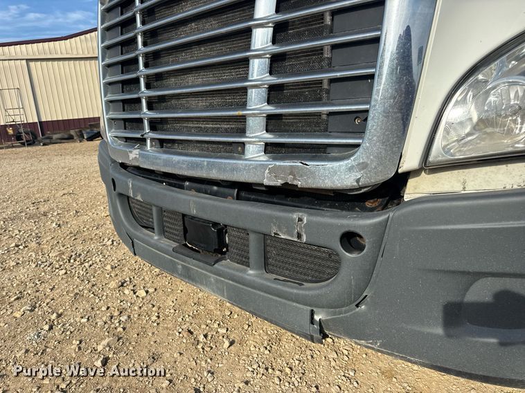 image for item EN4632 2014 Freightliner Cascadia 113 semi truck