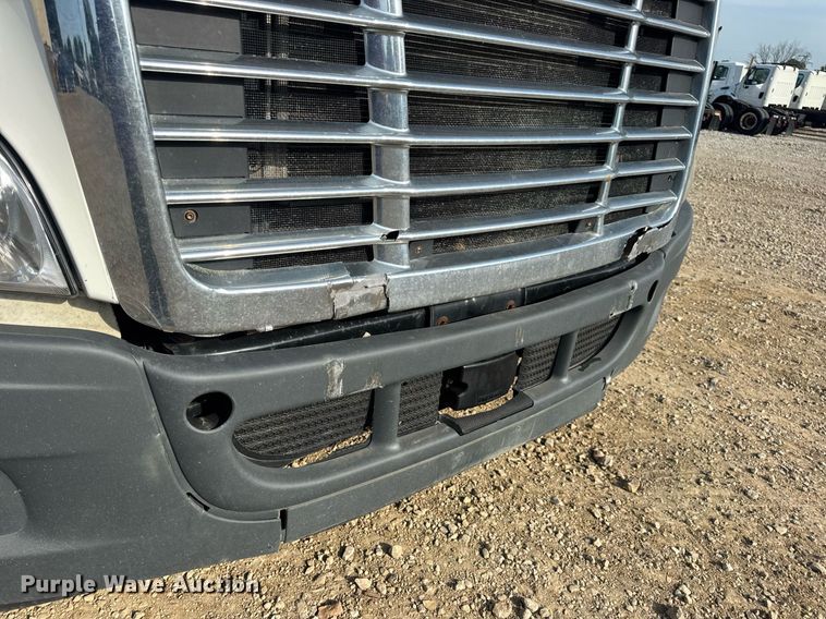 image for item EN4632 2014 Freightliner Cascadia 113 semi truck