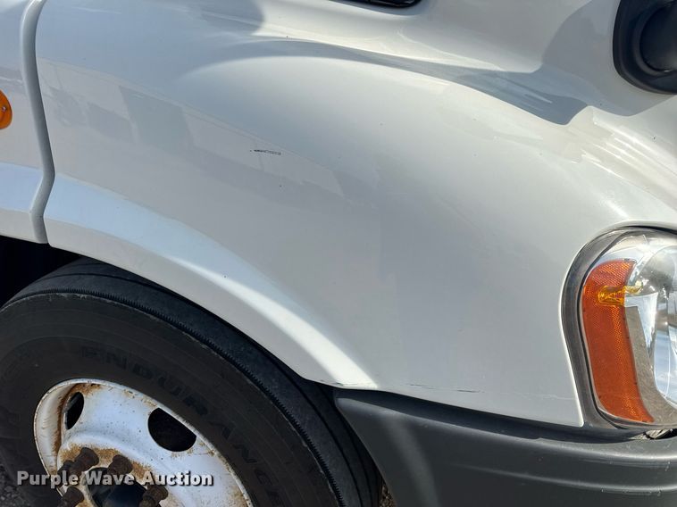 image for item EN4632 2014 Freightliner Cascadia 113 semi truck