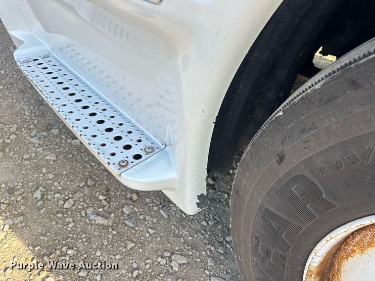 image for item EN4632 2014 Freightliner Cascadia 113 semi truck