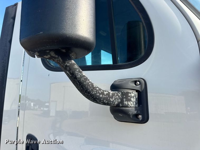 image for item EN4632 2014 Freightliner Cascadia 113 semi truck