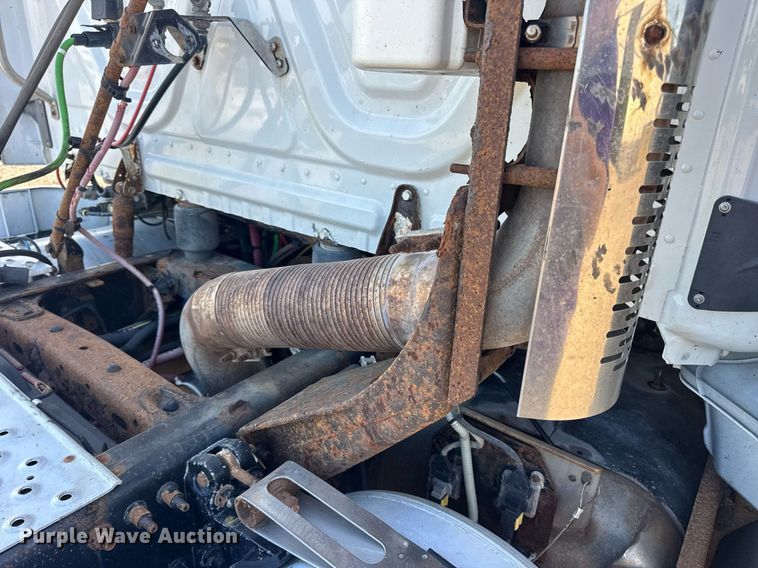 image for item EN4632 2014 Freightliner Cascadia 113 semi truck