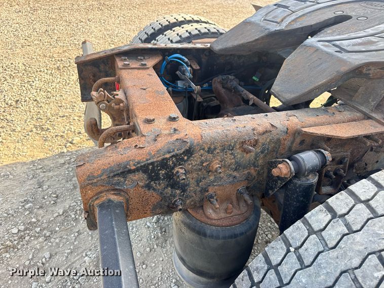 image for item EN4632 2014 Freightliner Cascadia 113 semi truck