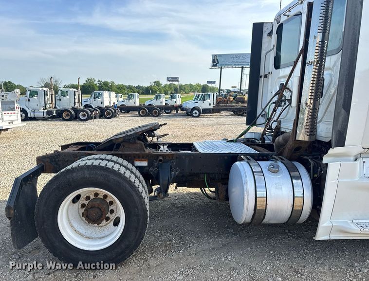 image for item EN4632 2014 Freightliner Cascadia 113 semi truck