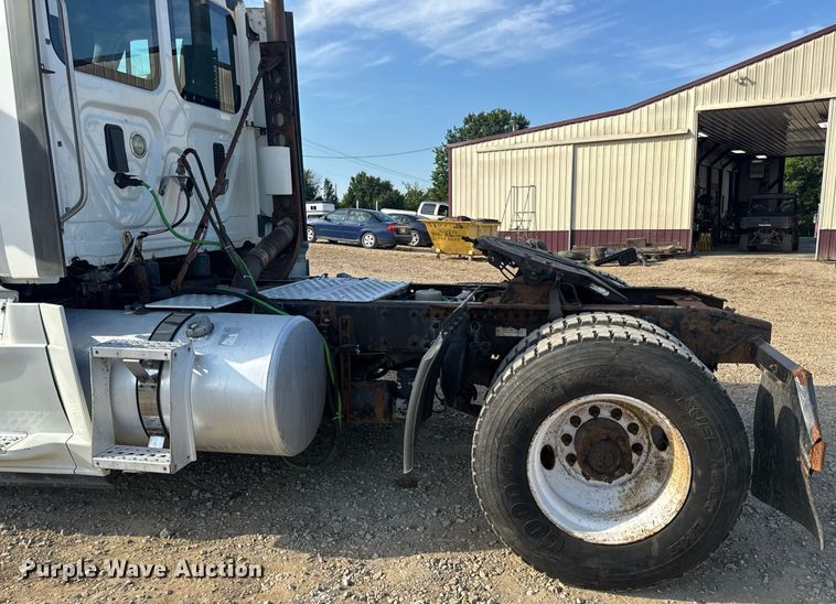 image for item EN4632 2014 Freightliner Cascadia 113 semi truck