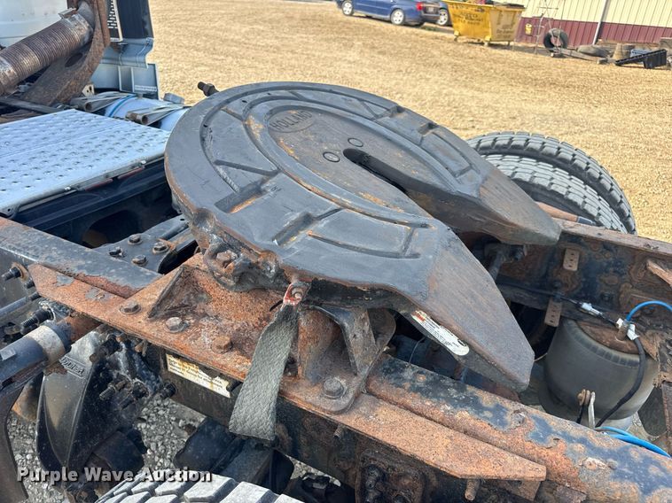 image for item EN4632 2014 Freightliner Cascadia 113 semi truck