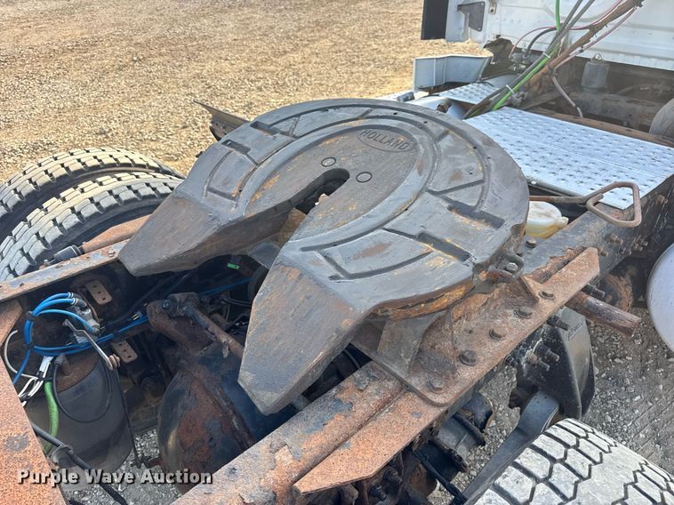 image for item EN4632 2014 Freightliner Cascadia 113 semi truck