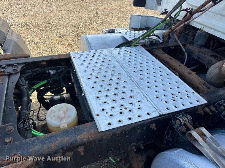 image for item EN4632 2014 Freightliner Cascadia 113 semi truck