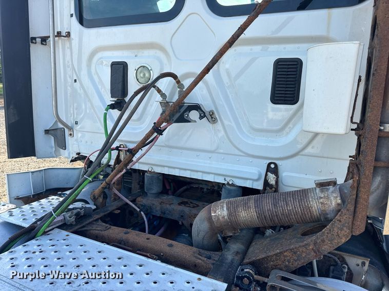 image for item EN4632 2014 Freightliner Cascadia 113 semi truck