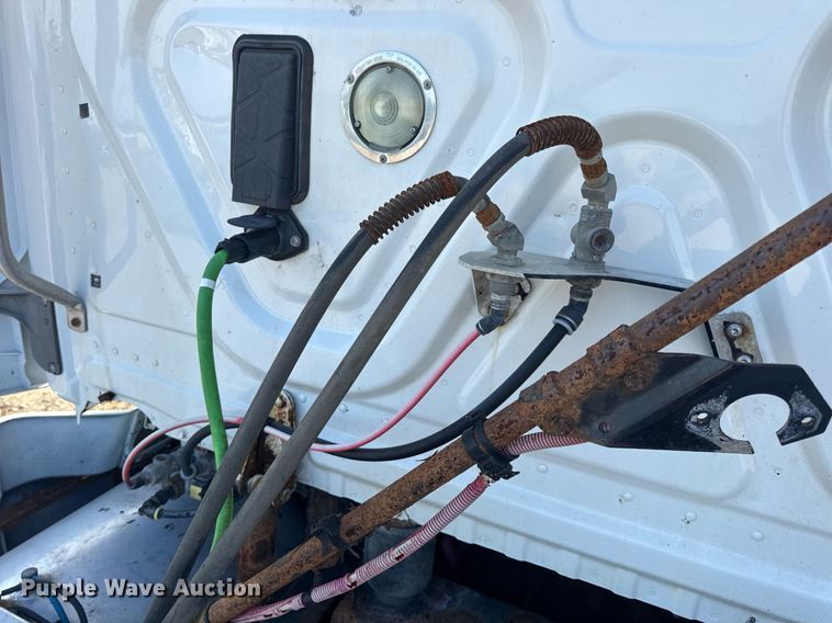 image for item EN4632 2014 Freightliner Cascadia 113 semi truck