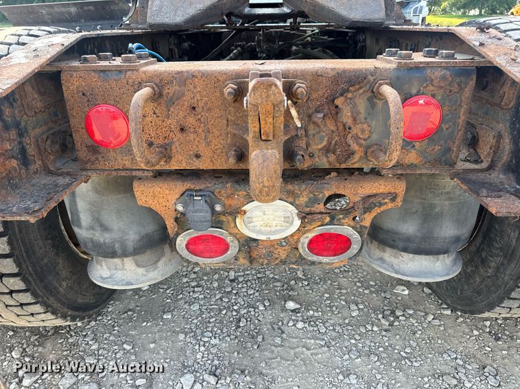 image for item EN4632 2014 Freightliner Cascadia 113 semi truck