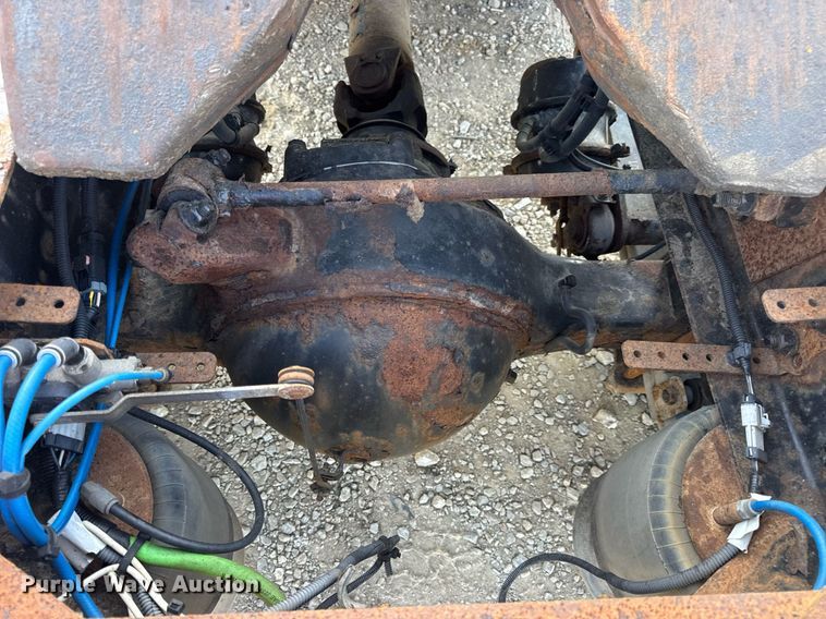 image for item EN4632 2014 Freightliner Cascadia 113 semi truck