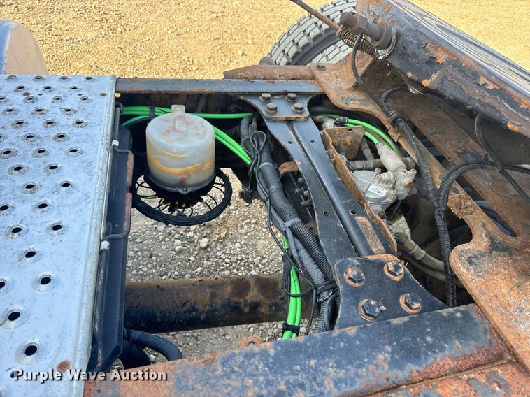 image for item EN4632 2014 Freightliner Cascadia 113 semi truck