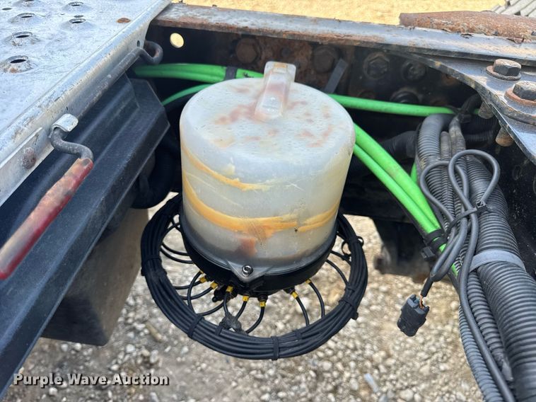 image for item EN4632 2014 Freightliner Cascadia 113 semi truck