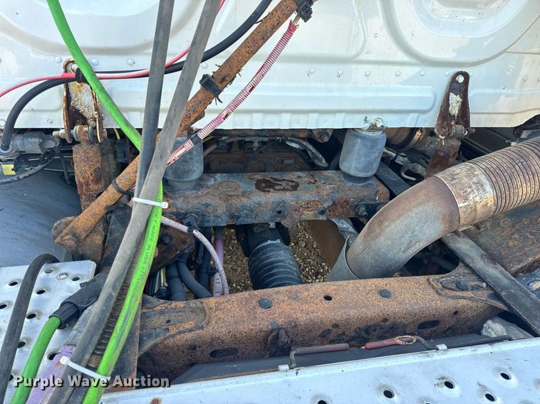 image for item EN4632 2014 Freightliner Cascadia 113 semi truck