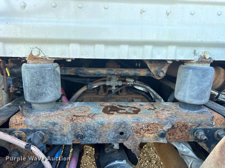 image for item EN4632 2014 Freightliner Cascadia 113 semi truck