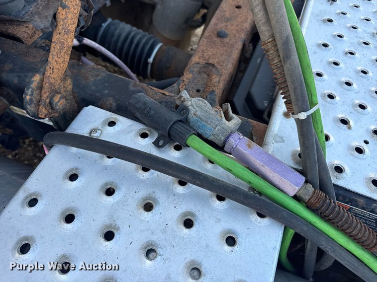 image for item EN4632 2014 Freightliner Cascadia 113 semi truck