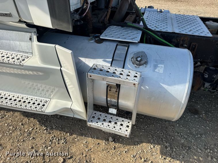 image for item EN4632 2014 Freightliner Cascadia 113 semi truck