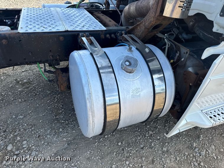 image for item EN4632 2014 Freightliner Cascadia 113 semi truck